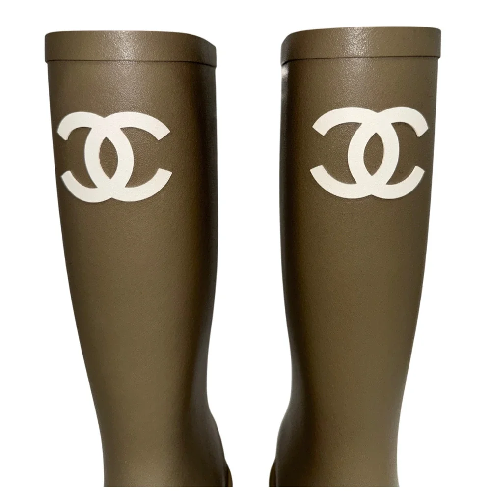Chanel REV Dark Beige Moss Green White CC Logo High Pull On Rubber Rain Boots 41